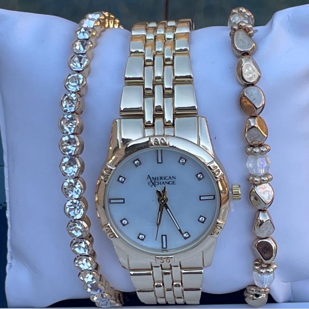 Women's beautiful 3pc Gold Watch Set - Crystal Bezel & Bracelet Stack